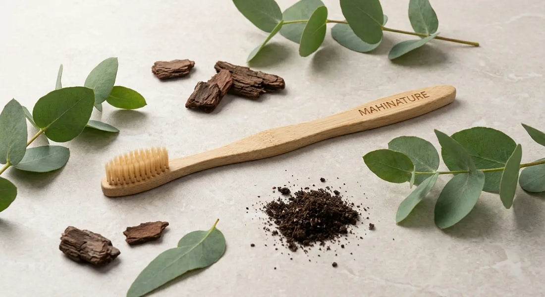 Brosse à dents écologique en bambou Mahinature posée sur une pierre naturelle