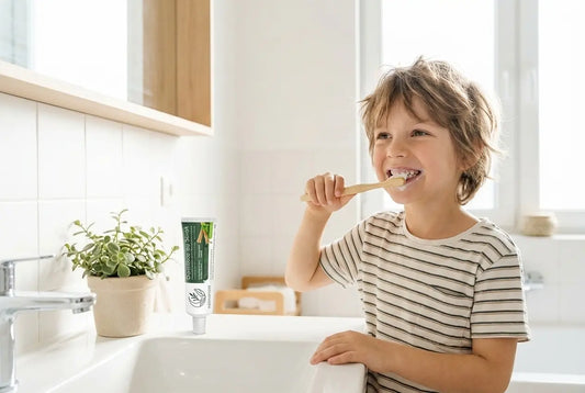 Enfant se brossant les dents avec le dentifrice naturel au Siwak Mahinature