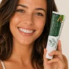 Femme souriante valorisant l'éclat naturel des dents avec dentifrice Mahinature