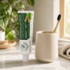 Présentation du dentifrice Mahinature avec brosse à dents en bambou